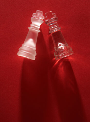 Piezas de ajedrez representan la estrategia en la creación de marca en fondo tapete rojo