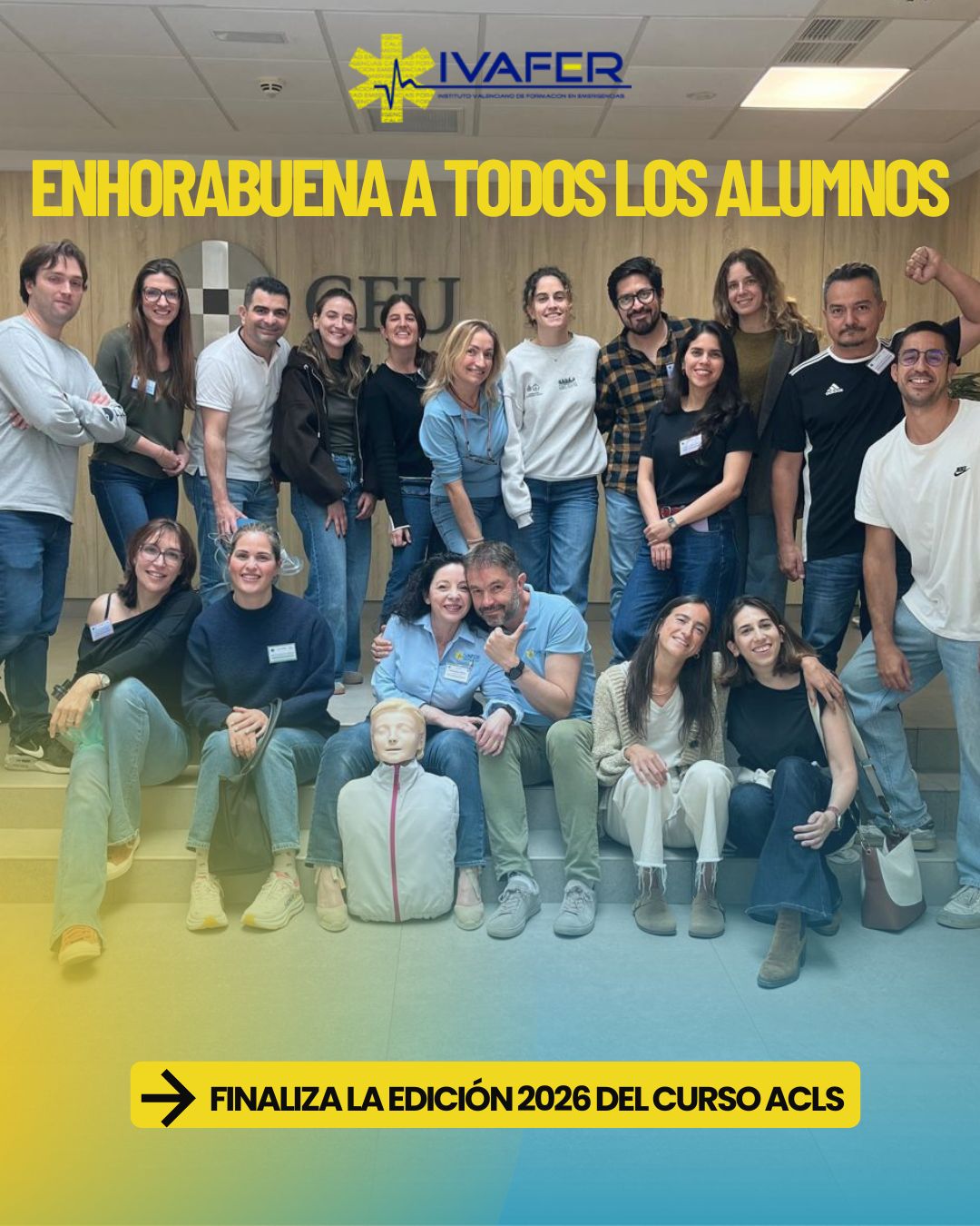 Fotografía grupal de los alumnos e instructores de la edición 2026 del curso ACLS de IVAFER en el Centro de Simulación del CEU. El grupo posa sonriente tras finalizar la formación, junto a un maniquí de RCP utilizado durante las prácticas. En la imagen aparecen textos corporativos de IVAFER indicando “Enhorabuena a todos los alumnos” y “Finaliza la edición 2026 del curso ACLS”.