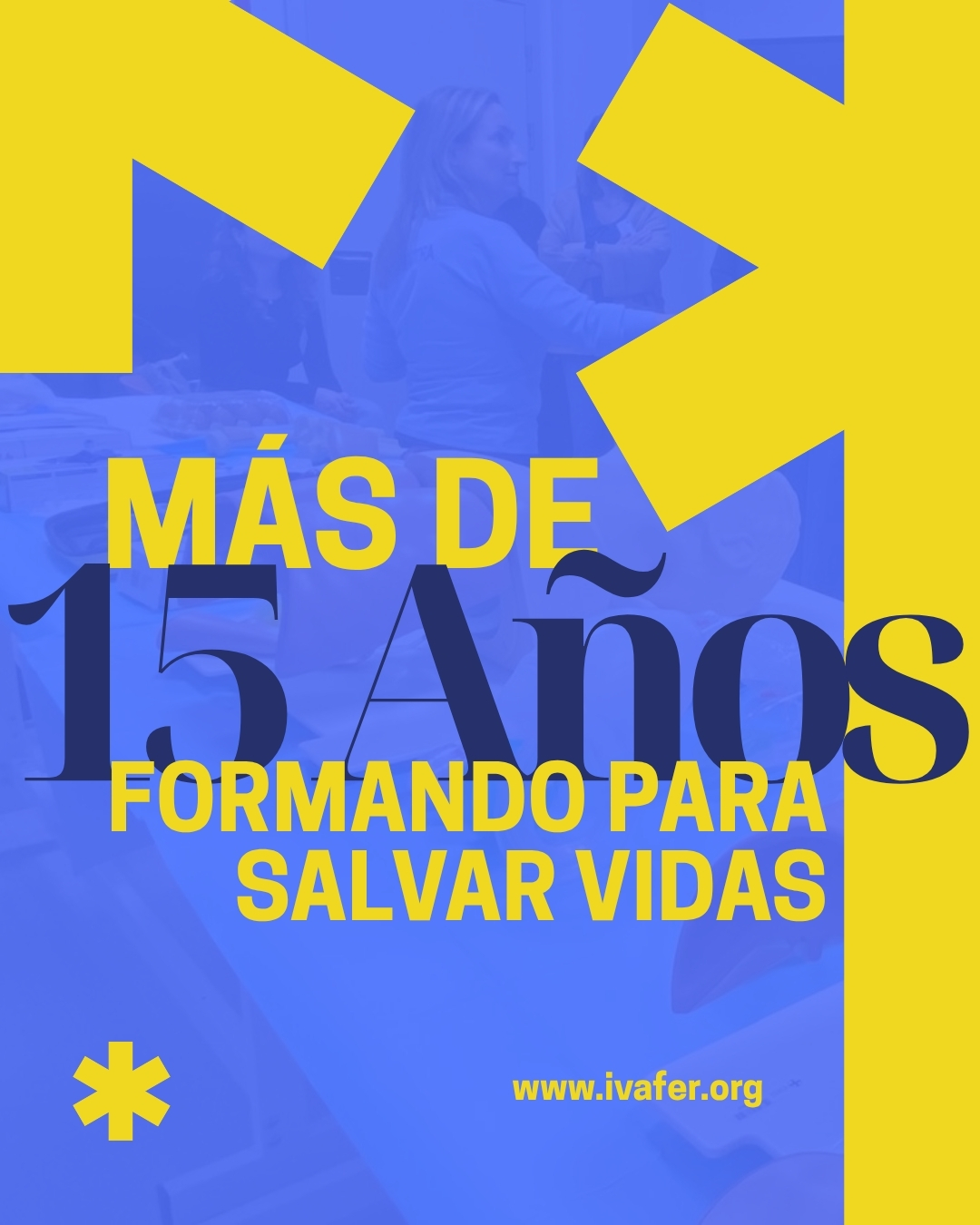 Imagen corporativa de IVAFER con predominio de los colores azul y amarillo de la marca. Sobre un fondo desenfocado donde se aprecia una sesión de formación sanitaria con alumnos trabajando en simulación clínica, aparece el mensaje destacado: «Más de 15 años formando para salvar vidas». En la parte inferior se muestra la dirección web www.ivafer.org. La composición transmite experiencia, compromiso con la formación sanitaria y la misión de preparar a profesionales de emergencias para ofrecer una atención de máxima calidad.